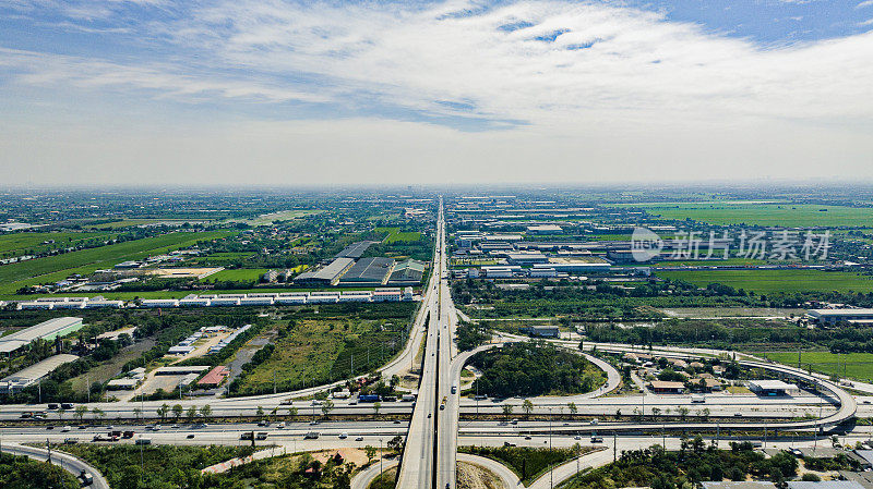 大型公路立交鸟瞰图。