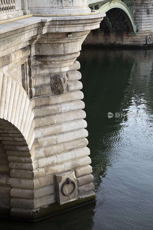 清晨的巴黎圣母桥和塞纳河