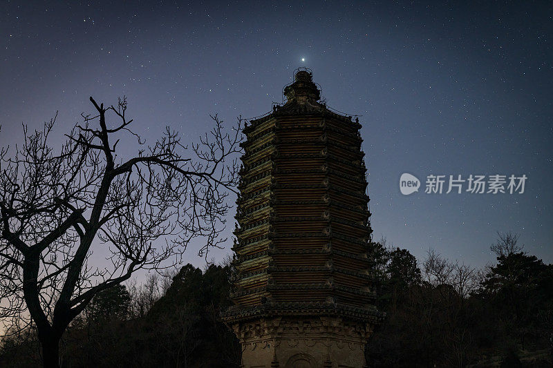 星空下的中国北京阴山宝塔森林。