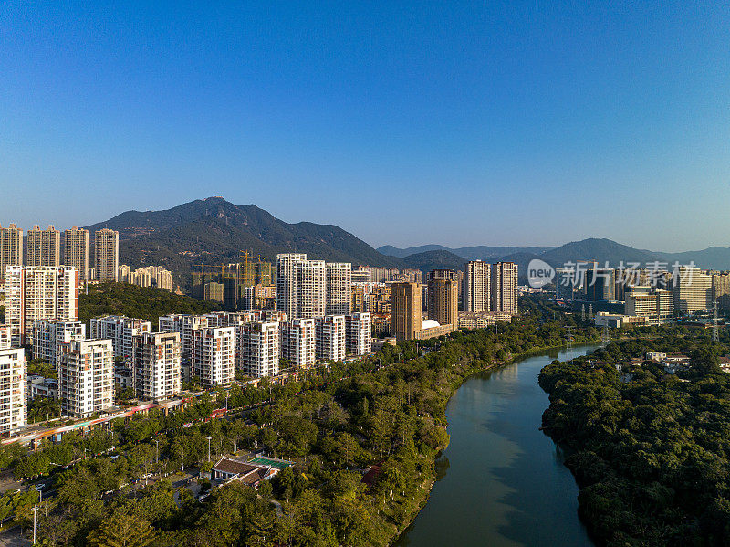 宜居的现代城市住宅建筑和河流、林地