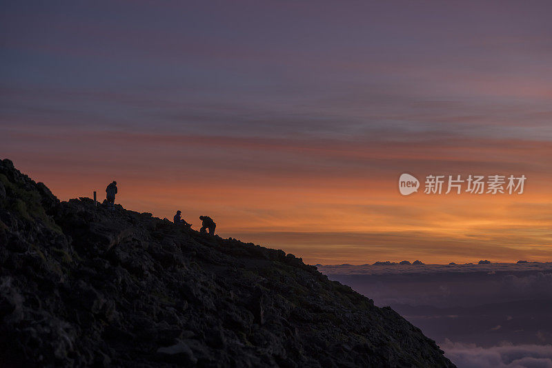 日出时在皮科火山山顶上的小径