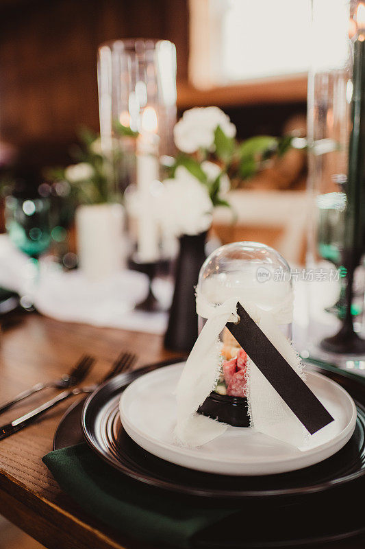 婚宴桌上的蜡烛、鲜花、盘子和开胃菜