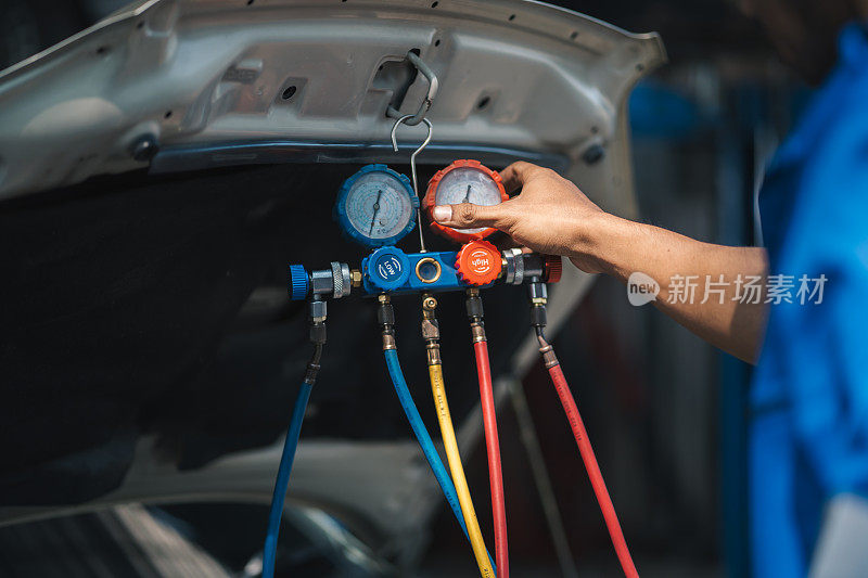 汽车机修工用仪表检查汽车空调系统发热问题，修理并加注空气制冷剂。