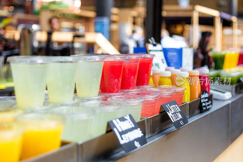 街市档位上一排一排出售的新鲜水果冰沙及果汁特写
