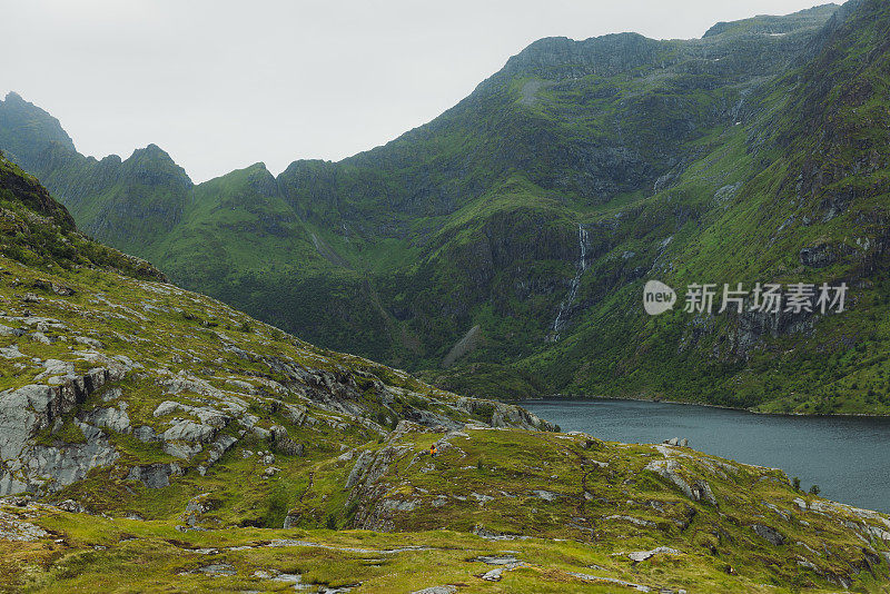 罗浮敦群岛上被绿色山峰环绕的山湖风景