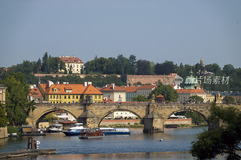 伏尔塔瓦河和捷克共和国的布拉格城市景观