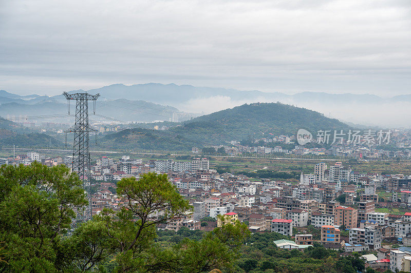 雨后的城市和山峰