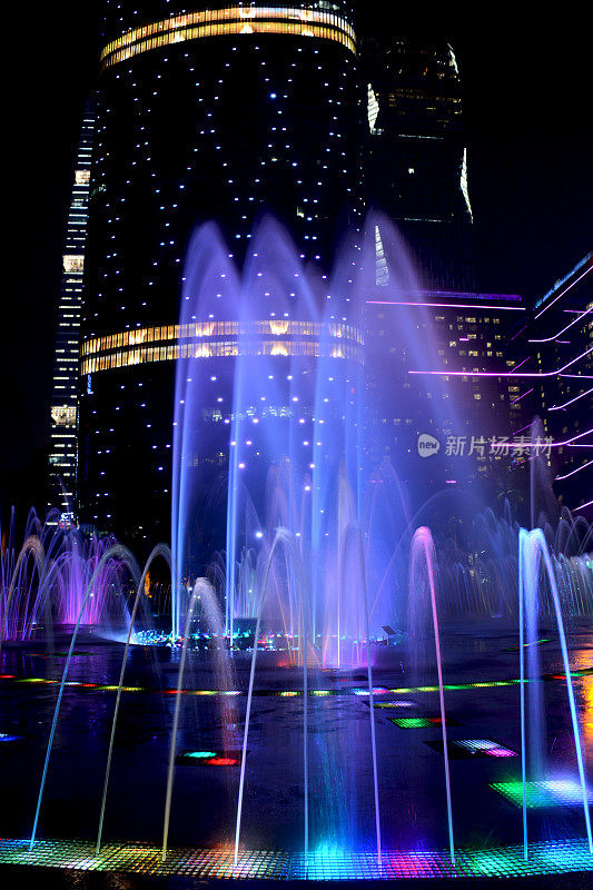 中国广州市中心的彩色歌唱喷泉