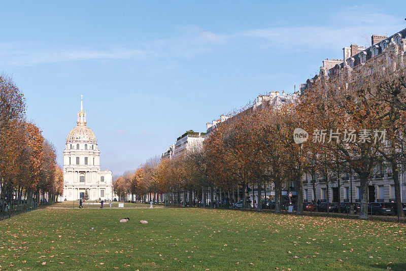 勃列特伊大道儿童公园与拿破仑·波拿巴墓，法国巴黎，秋天