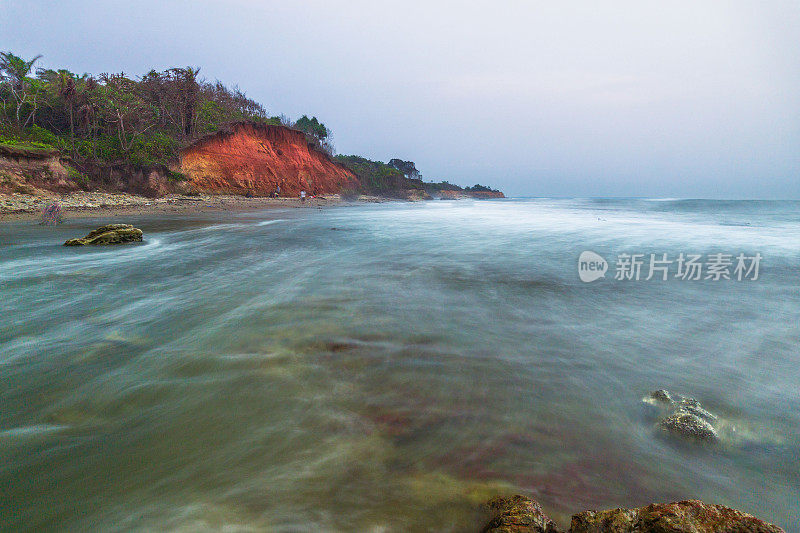 在北明古鲁的沿海地区，每天都有水的沿海地区有高波浪的夜景，土地继续减少，加上天空不好，因为空气污染是由许多引发全球焦虑的因素引起的