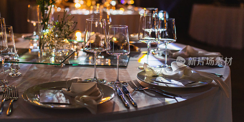 事件的表设置。餐饮。婚礼表。空的眼镜