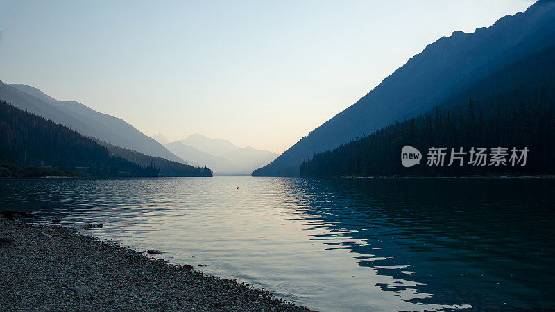 晨光照在湖面和山间