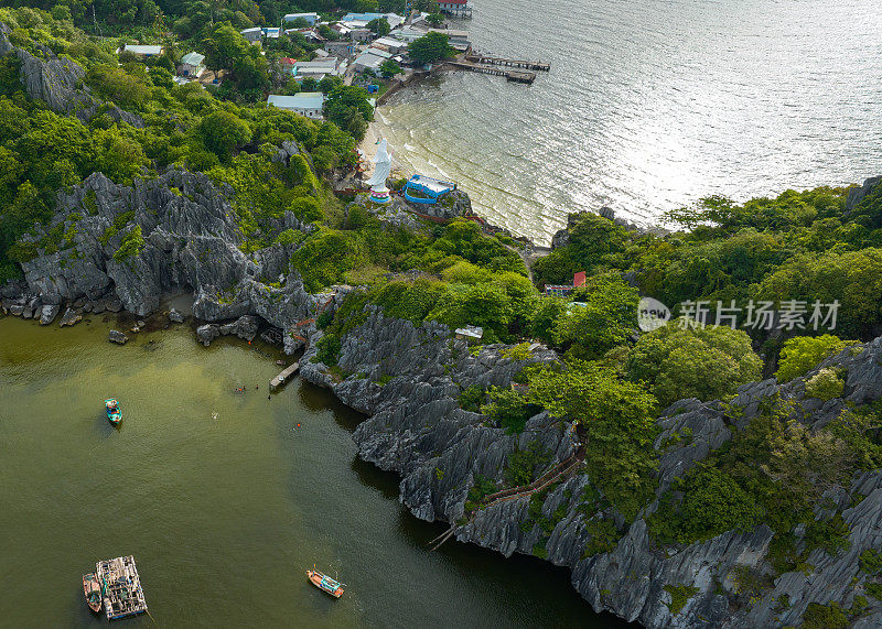 越南西南部，热带岛屿，江省Nghe岛，石灰岩岛屿的蓝色海水的抽象航空照片