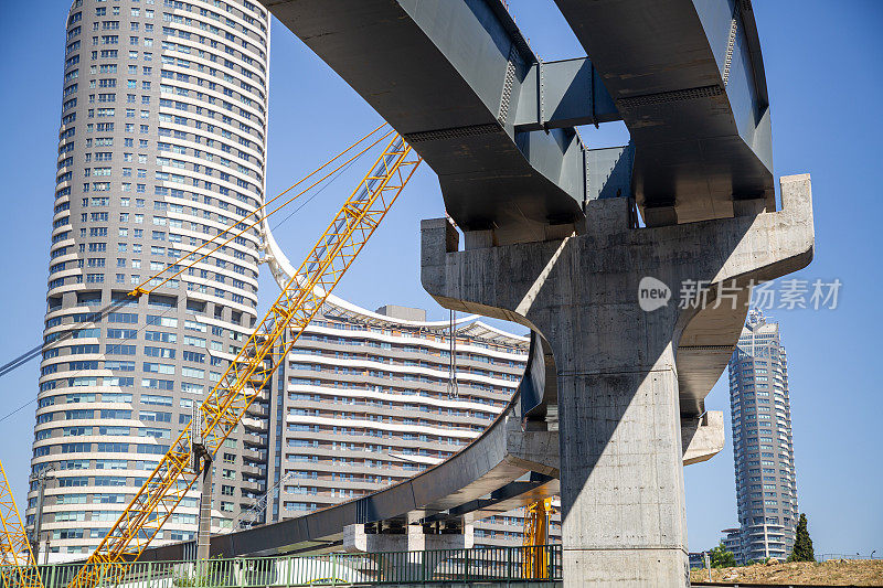 高速公路上用于交通运输的高架桥建设