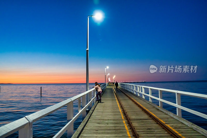 日落时的巴塞尔顿码头，西澳大利亚