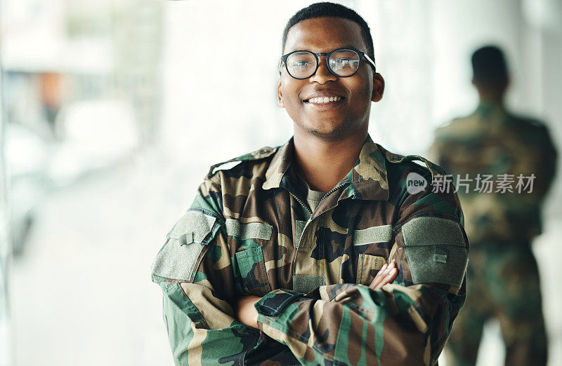 自信的士兵画像，微笑双臂交叉在军队大楼，骄傲和专业的英雄服务。军旅生涯，安全和勇气，在政府机构穿迷彩服的黑人。