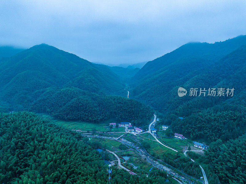 山路在山间