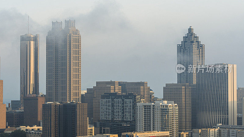 佐治亚州亚特兰大市中心摩天大楼上空的云层。首都城外的酒店和办公楼。无人机的观点