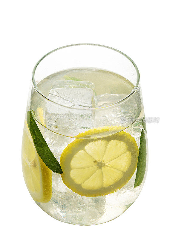 美味的清凉夏季柠檬水，柠檬和薄荷分离在白色。