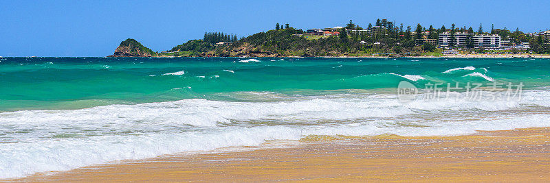 澳大利亚海岸，麦夸里港市的海滩景观，夏季阳光明媚的日子里蓝色的大海。