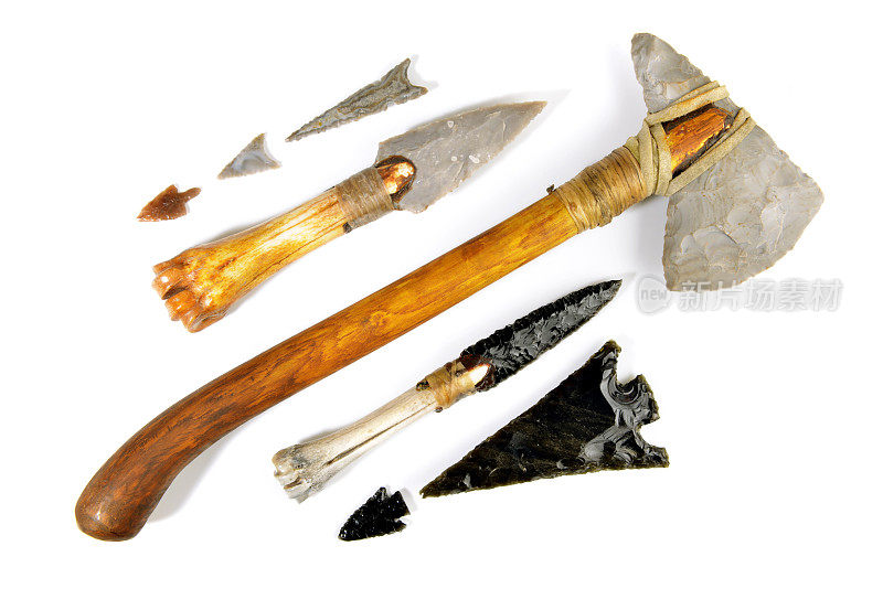白底石器时代工具-石器时代斧头，刀和箭-孤立