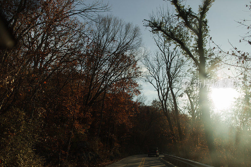 穆迪电影:2023年秋天感恩节期间，田纳西州查塔努加的秋季驾车穿越山脉