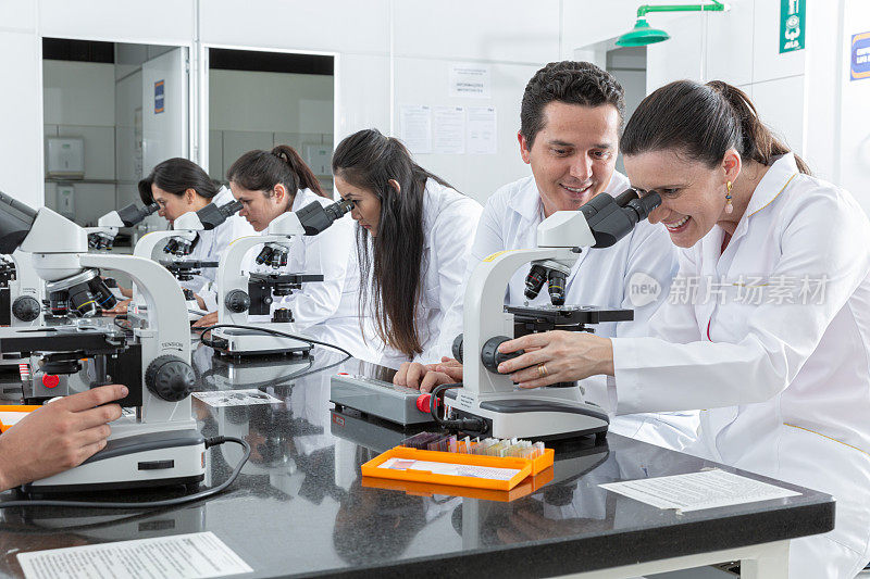 科学家在实验室检查显微镜