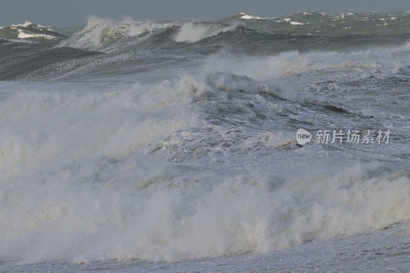 波涛汹涌的海面