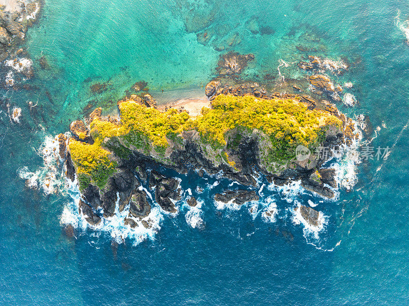 海浪拍击岩石，从空中俯瞰。