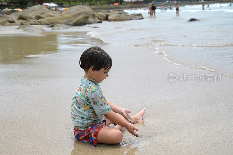 男孩在海边玩耍