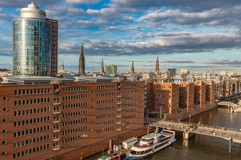 汉堡港城区的Speicherstadt。德国风景，德国旅行摄影。易北河与商业码头的照片。夕阳和天空，傍晚的好天气。港口的船只和建筑。