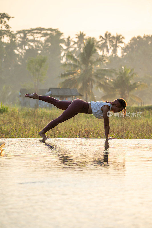 宁静的日出:瑜伽静修在巴厘岛的稻田