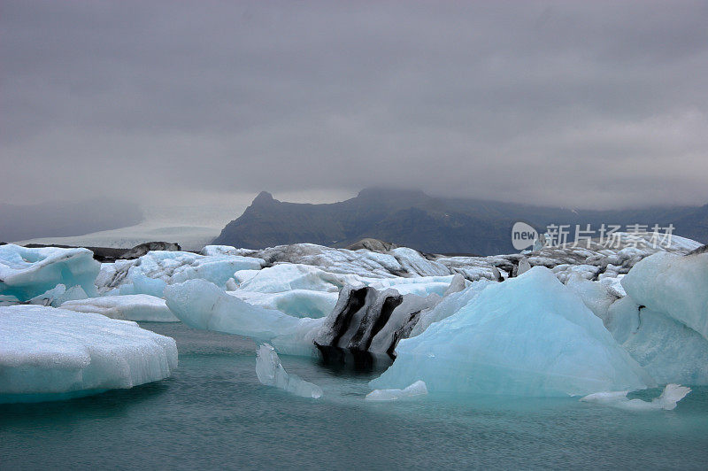 冰填满了位于Jökulsárlón冰岛巨大冰川底部的泻湖