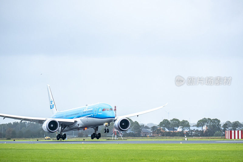 荷航波音787梦幻客机降落在史基浦机场