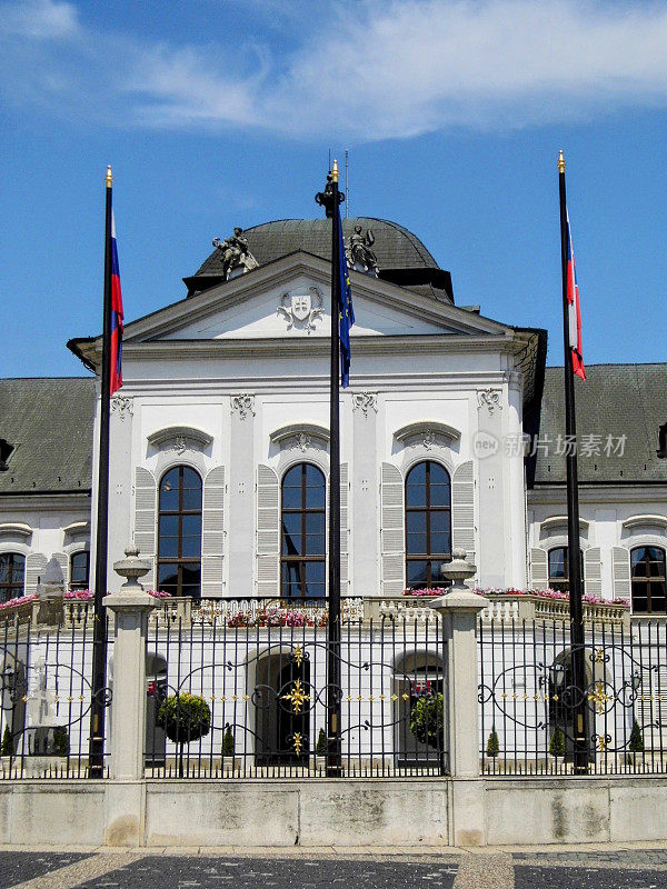 布拉迪斯拉发老城区历史建筑古柱阳台建筑市中心主要街道广场议会大厦斯洛伐克欧盟旗帜