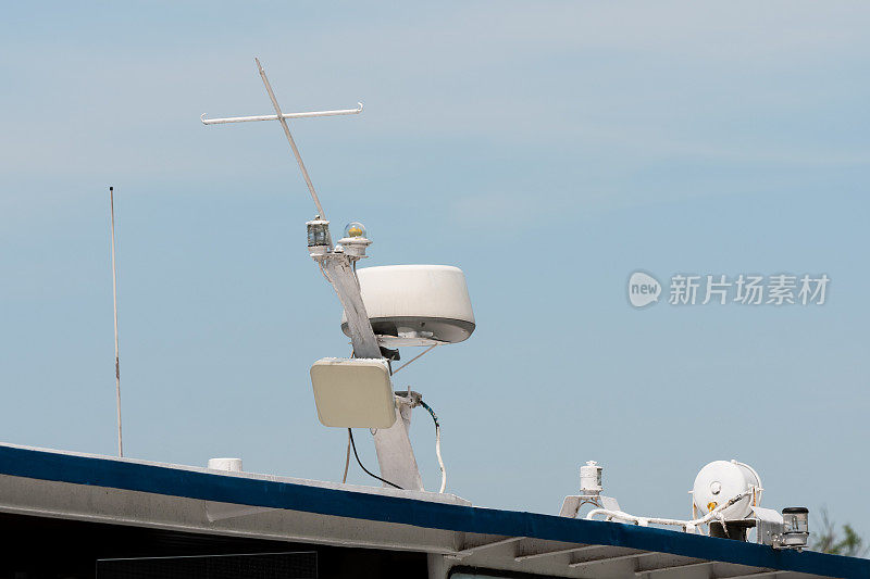 船顶上有雷达和天线