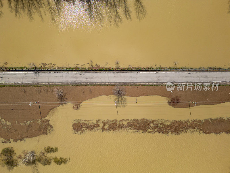 春天大雨过后，被洪水淹没的田地和道路