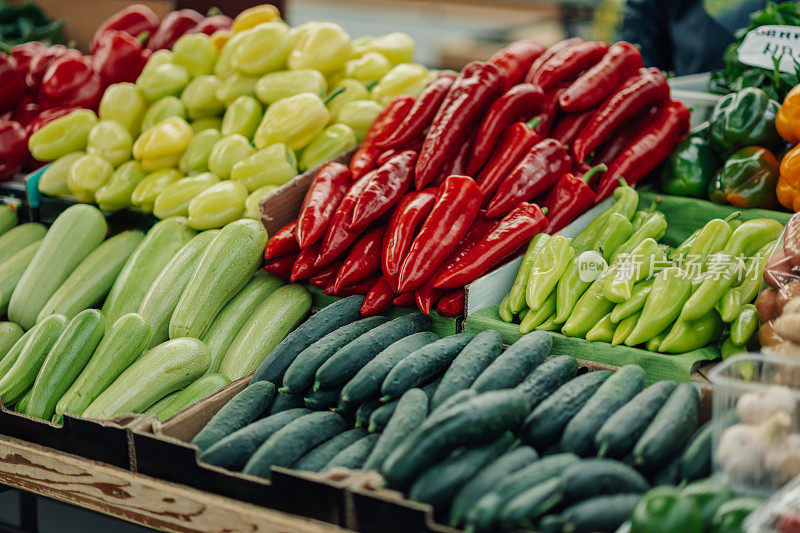 农贸市场上各种蔬菜在板条箱里的裁剪图片。