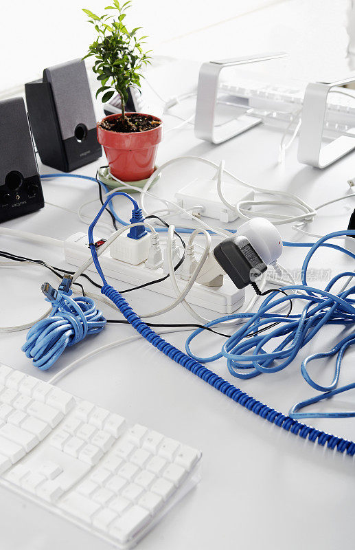 桌上的电脑线和电缆