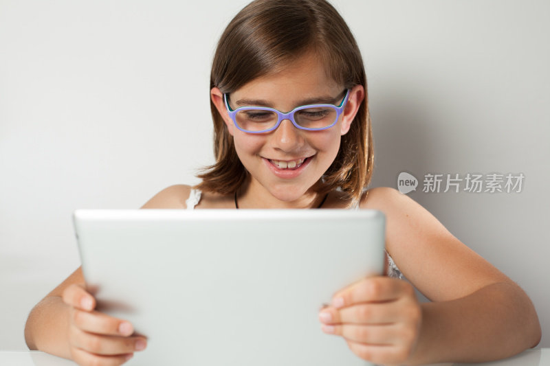 意大利小女孩在她的平板电脑前大笑