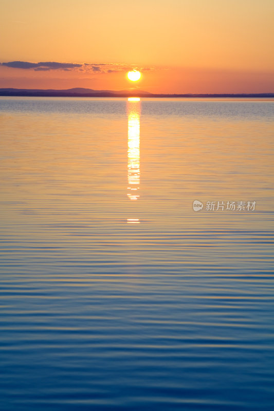 橘色的夕阳下，水面泛起阵阵涟漪