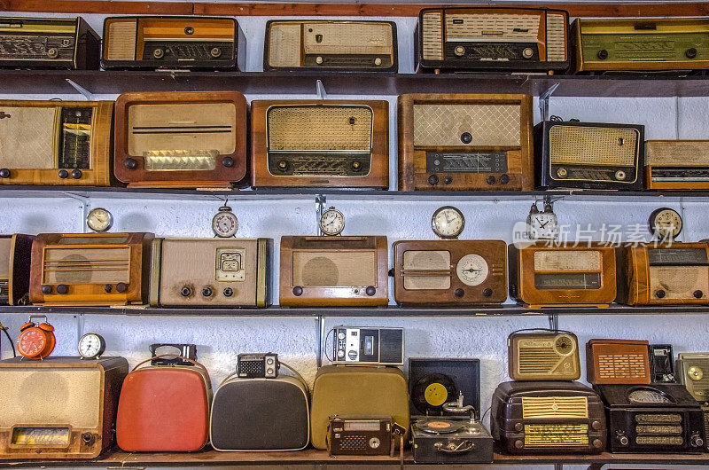 老式收音机和钟表