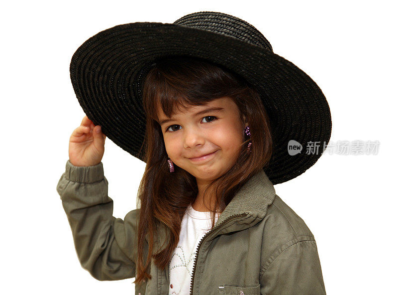 小女孩戴着大帽子