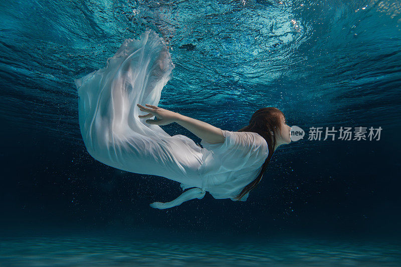 水下穿着白色裙子的女人。