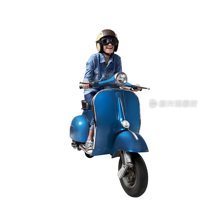 美丽的亚洲女人骑着摩托车戴着头盔