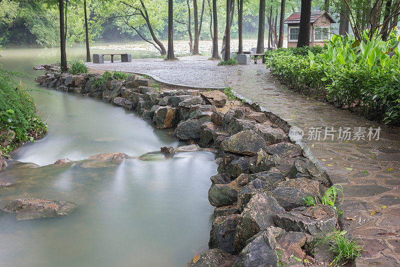 安静的小溪旁的小路，柳辉水榭，南京。