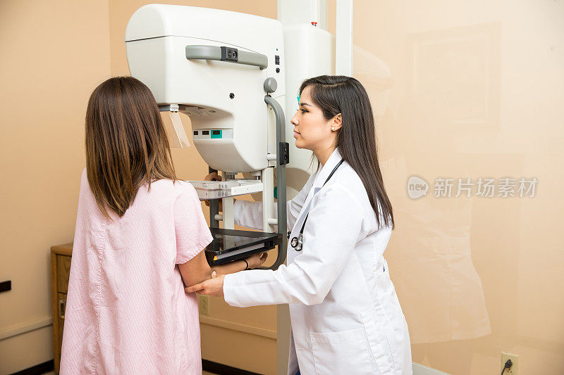 医生帮助病人做乳房x光检查