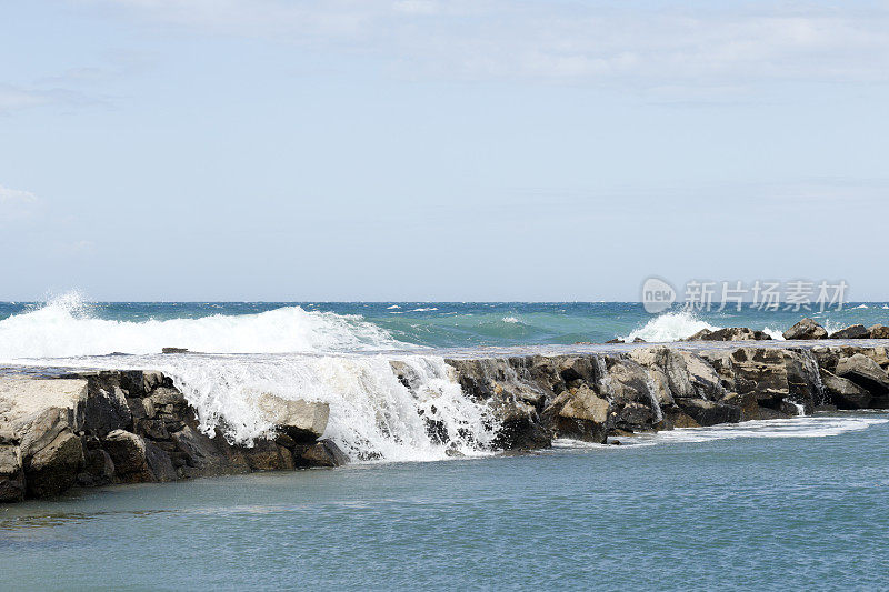 波浪漫过防波堤