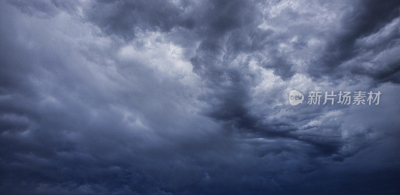 大雷雨期间阴沉沉的天空。美国科罗拉多州