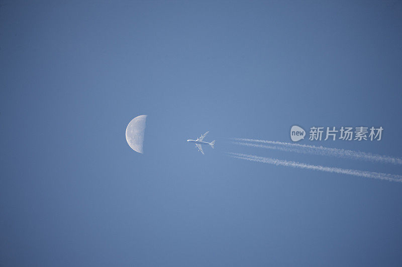 一架飞越大西洋的喷气式飞机飞过月球